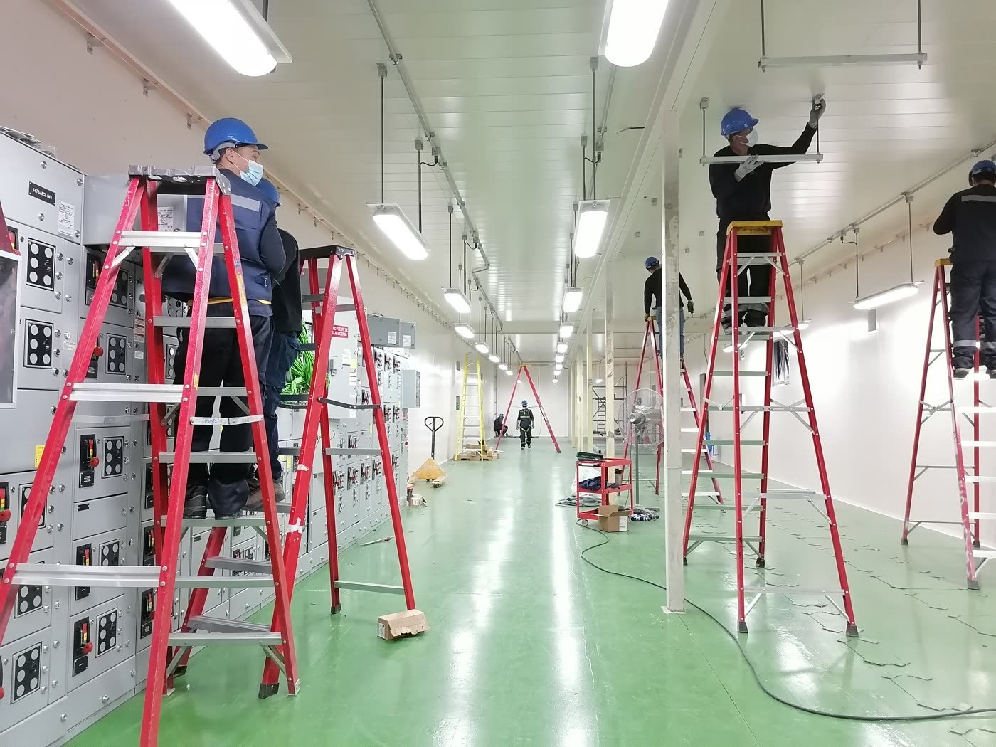 Equipo SICERG montando luminarias en sala eléctrica